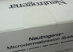 Neutrogena Microdermabrasion System Kit + 12 Rejuvenating Puffs New in Box Seal